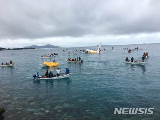 【서울=뉴시스】 안호균 기자 = 27일(현지시간) 오전 9시30분께 미크로네시아 추크주 웨노섬 인근에서 에어뉴기니 소속 보잉737기가 석호에 추락했다. 항공사 측은 항공기에 탑승객 35명과 승무원 12명이 타고 있었으며 전원이 심각한 부상 없이 대피에 성공했다고 밝혔다.(출처 : 괌퍼시픽데일리뉴스 홈페이지). 2018.9.28
