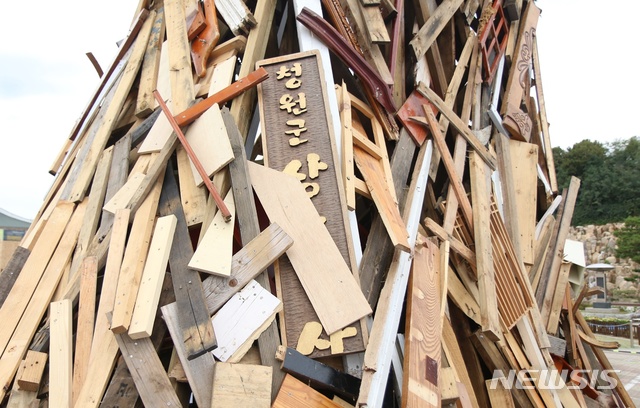 【청주=뉴시스】강신욱 기자 = 28일 충북 청주예술의전당 광장에 윤곽을 드러낸 2018 청주직지코리아 국제페스티벌 상징 나무 조형물 작품 재료에 청원군 상수도사업소 간판이 내걸려 시선을 끌고 있다. 2018.09.28. photo@newsis.com