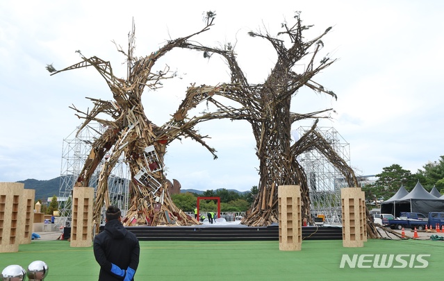 【청주=뉴시스】강신욱 기자 = 28일 충북 청주예술의전당 광장에는 2018 청주직지코리아 국제페스티벌 상징 나무 조형물 작품이 윤곽을 드러내면서 시선을 끌고 있다. 2018.09.28. photo@newsis.com