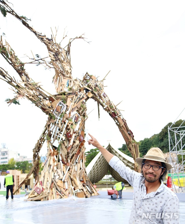 【청주=뉴시스】강신욱 기자 = 28일 충북 청주예술의전당 광장에서 2018 청주직지코리아 국제페스티벌 상징 나무 조형물 작품을 한석현 작가가 설명하고 있다. 2018.09.28. ksw64@newsis.com