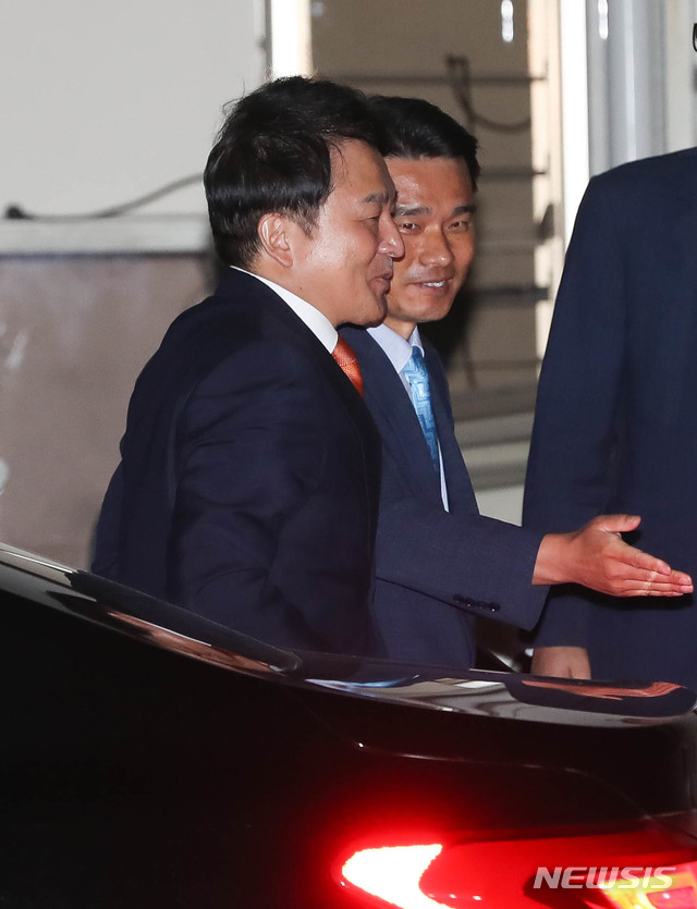 【서귀포=뉴시스】우장호 기자 = 원희룡 제주특별자치도지사가 지난 27일 오후 6·13 지방선거 과정에서 불거진 공직선거법 위반 혐의에 대해 조사를 받기 위해 서귀포경찰서 수사과장의 안내를 받으며 출석하고 있다. 2018.09.28. woo1223@newsis.com 