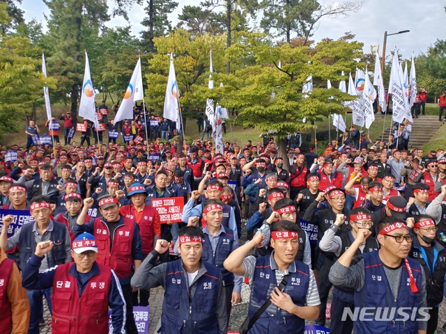  【천안=뉴시스】이종익 기자 = 전국자동차노동조합연맹 충남·세종지역자동차노조 조합원 600여명이 28일 오후 천안시 불당동 천안시청사 앞에서 주 52시간 근로시간 단축으로 삭감된 임금 보전 등을 요구하며 결의대회를 열고 있다.  충남·세종지역자동차노조는 찬반투표를 거쳐 10월 5일 총파업을 예고하고 있다.   2018.09.28.  007news@newsis.com