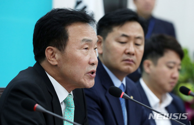 【서울=뉴시스】홍효식 기자 = 바른미래당 손학규 대표가 28일 오전 서울 여의도 국회에서 열린 최고위원회의에 참석해 모두발언을 하고 있다. 왼쪽부터 손학규 대표, 김관영 원내대표, 이준석 최고위원. 2018.09.28. yesphoto@newsis.com