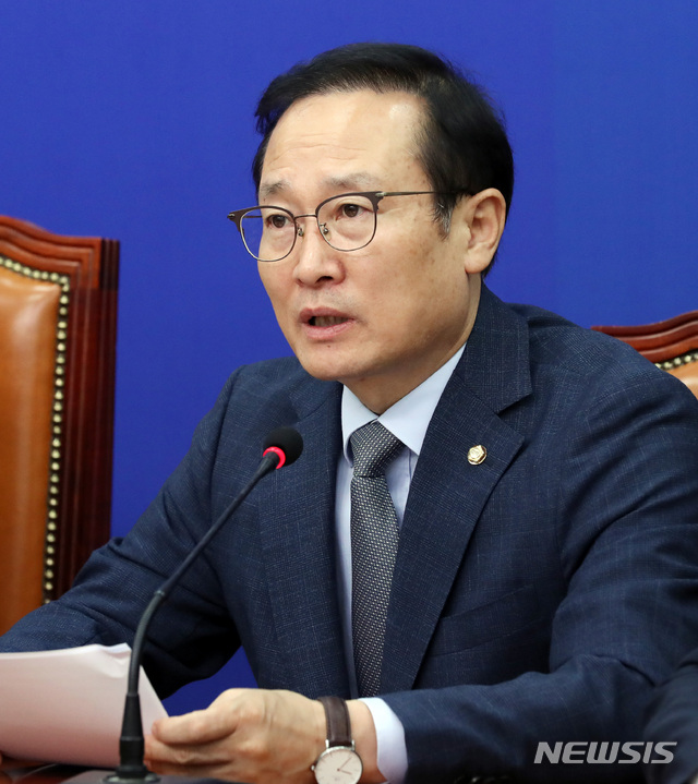 【서울=뉴시스】박영태 기자 = 28일 오전 서울 영등포구 여의도 국회에서 열린 더불어민주당 최고위원회의에서 홍영표 원내대표가 발언을 하고 있다. 2018.09.28.since1999@newsis.com