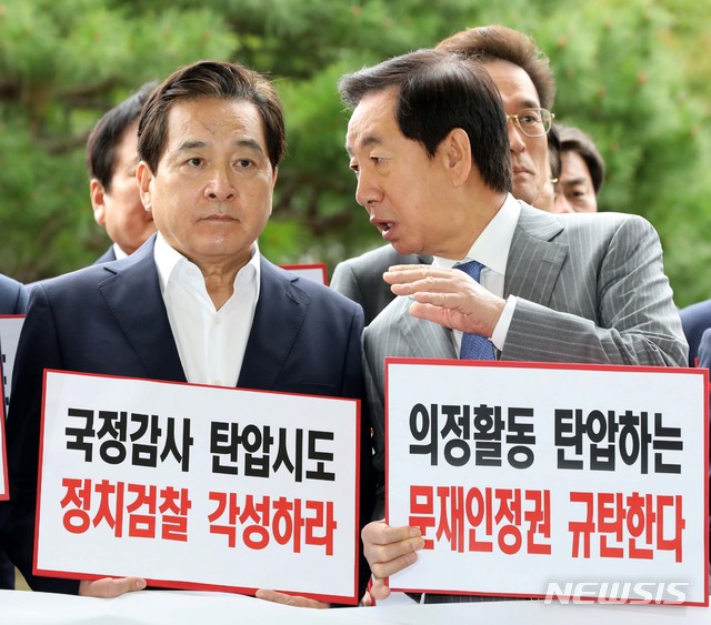 【서울=뉴시스】고범준 기자 = 김성태 자유한국당 원내대표와 심재철 의원이 28일 오전 서울 서초구 대검찰청에서 심 의원의 사무실 압수수색과 관련 항의 방문에 앞서 대화를 나누고 있다. 2018.09.28. bjko@newsis.com