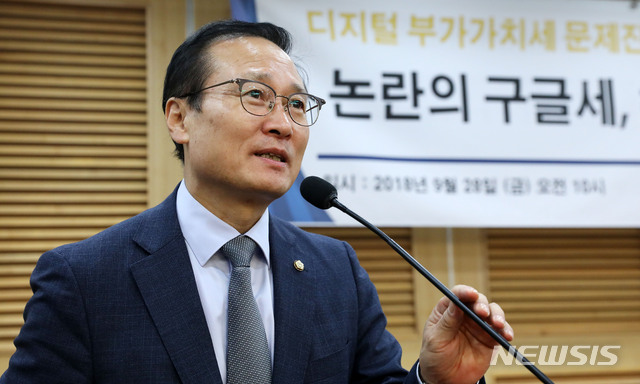 【서울=뉴시스】홍효식 기자 = 더불어민주당 홍영표 원내대표가 28일 오전 서울 여의도 국회 의원회관 제1세미나실에서 더불어민주당 박영선, 김성수 의원과 경제정의실천시민연합의 공동주최로 열린 '논란의 구글세, 해외사업자 세금 제대로 내고 있나?' 디지털 부가가치세 문제진단 및 개선방안 토론회에 참석해 축사하고 있다. 2018.09.28. yesphoto@newsis.com