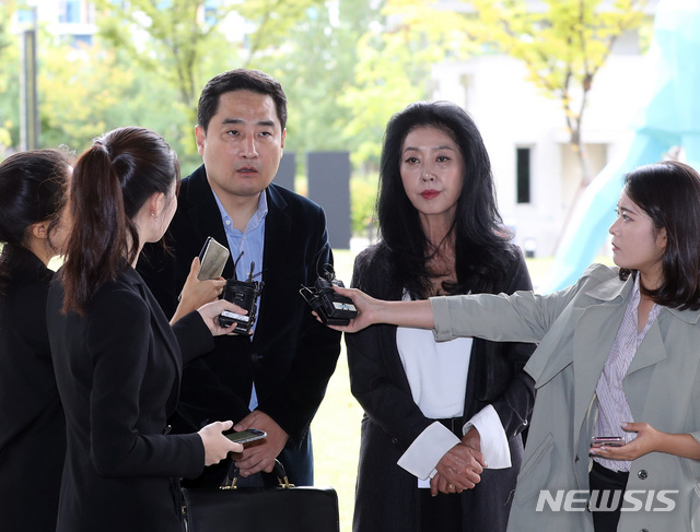 【서울=뉴시스】전진환 기자 = 과거 불륜관계 의혹으로 이재명 경기도지사와 법정 공방을 벌이고 있는 배우 김부선이 소송대리인 강용석 변호사와 28일 오전 서울 송파구 서울동부지방법원에서 명예훼손에 따른 손해배상 3억원을 청구하는 소장을 제출하기에 앞서 입장을 밝히고 있다. 2018.09.28. amin2@newsis.com