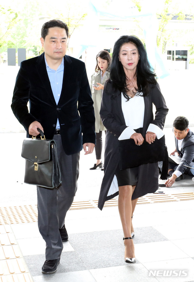 【서울=뉴시스】전진환 기자 = 과거 불륜관계 의혹으로 이재명 경기도지사와 법정 공방을 벌이고 있는 배우 김부선이 소송대리인 강용석 변호사와 28일 오전 서울 송파구 서울동부지방법원으로 명예훼손에 따른 손해배상 3억원을 청구하는 소장을 제출하기 위해 들어오고 있다. 2018.09.28. amin2@newsis.com