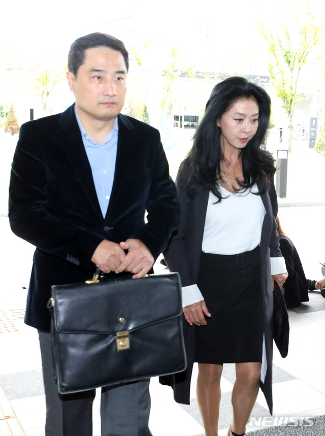 【서울=뉴시스】전진환 기자 = 과거 불륜관계 의혹으로 이재명 경기도지사와 공방을 벌이는 배우 김부선씨와 소송대리인 강용석 변호사가 지난달 28일 서울 송파구 서울동부지법으로 손해배상 청구 소송장을 제출하기 위해 들어오고 있다. 2018.09.28. amin2@newsis.com
