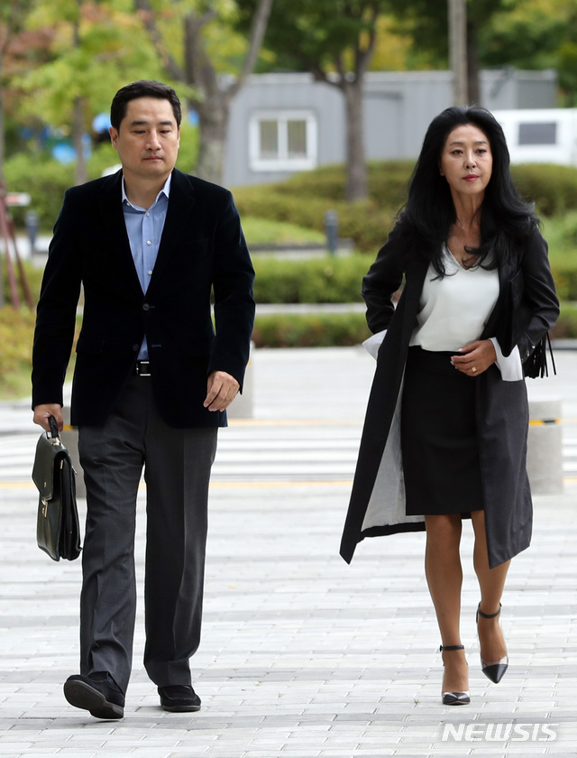 【서울=뉴시스】전진환 기자 = 과거 불륜관계 의혹으로 이재명 경기도지사와 공방을 벌이고 있는 배우 김부선씨와 소송대리인 강용석 변호사와 지난달 28일 오전 서울 송파구 서울동부지방법원으로 소장을 제출하기 위해 들어오고 있다. 2018.09.28. amin2@newsis.com