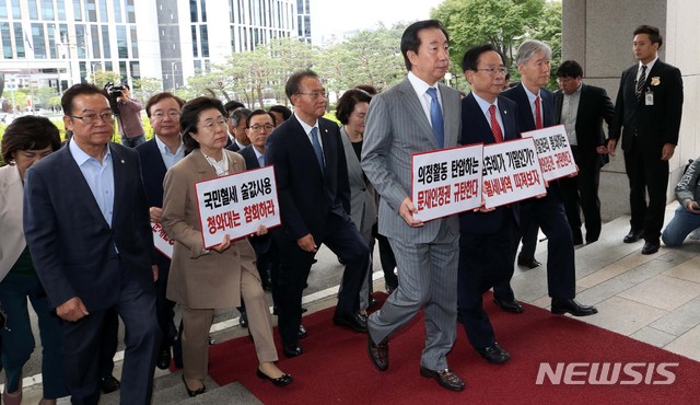 【서울=뉴시스】고범준 기자 = 김성태 자유한국당 원내대표를 비롯한 의원들이 심재철 의원에 대한 검찰의 압수수색과 관련해 28일 오전 서울 서초구 대법원에 항의 방문을 하고 있다. 2018.09.28. bjko@newsis.com