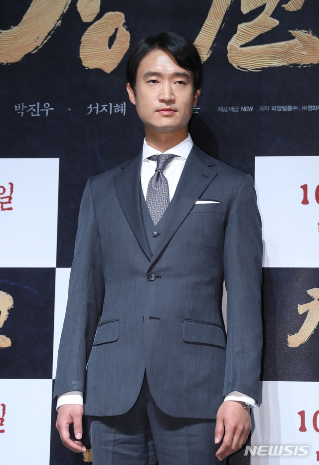 【서울=뉴시스】조수정 기자 = 배우 조우진이 영화 '창궐' 제작발표회가 열린 28일 오전 서울 강남구 CGV압구정에서 포즈를 취하고 있다. 2018.09.28. chocrystal@newsis.com