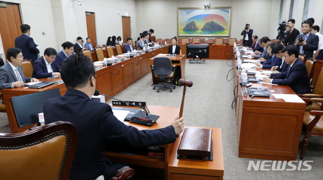 【서울=뉴시스】홍효식 기자 = 28일 오후 서울 여의도 국회 본청 정무위원회 회의실에서 열린 전체회의에서 민병두 정무위원장이 의사봉을 두드리며 개회를 선언하고 있다. 2018.09.28. yesphoto@newsis.com