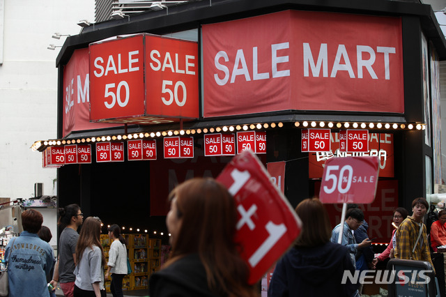 【서울=뉴시스】김선웅 기자 = 코리아세일페스타가 개최일인 28일 서울 중구 명동거리에서 관광객들이 쇼핑을 하고 있다. 한국판 블랙프라이데이로 불리는 '코리아세일페스타'는 28일부터 다음달 7일까지 열리며 350여개 기업이 참가해 최대 80% 까지 할인된 상품을 구매할 수 있다. 2018.09.28. mangusta@newsis.com