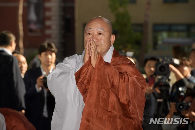 【서울=뉴시스】고승민 기자 =28일 오후 서울 조계사 대웅전에서 원행 신임 조계종 총무원장이 '고불의식'을 하고 있다. 2018.09.28.photo@newsis.com