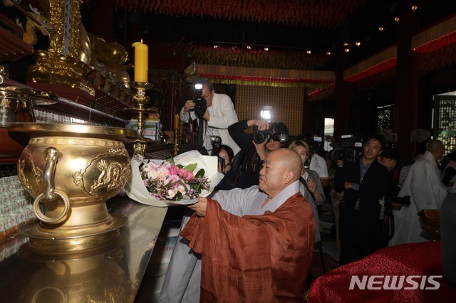 【서울=뉴시스】고승민 기자 = 28일 오후 서울 조계사 대웅전에서 원행 신임 조계종 총무원장이 '고불의식'을 하고 있다. 2018.09.28.photo@newsis.com