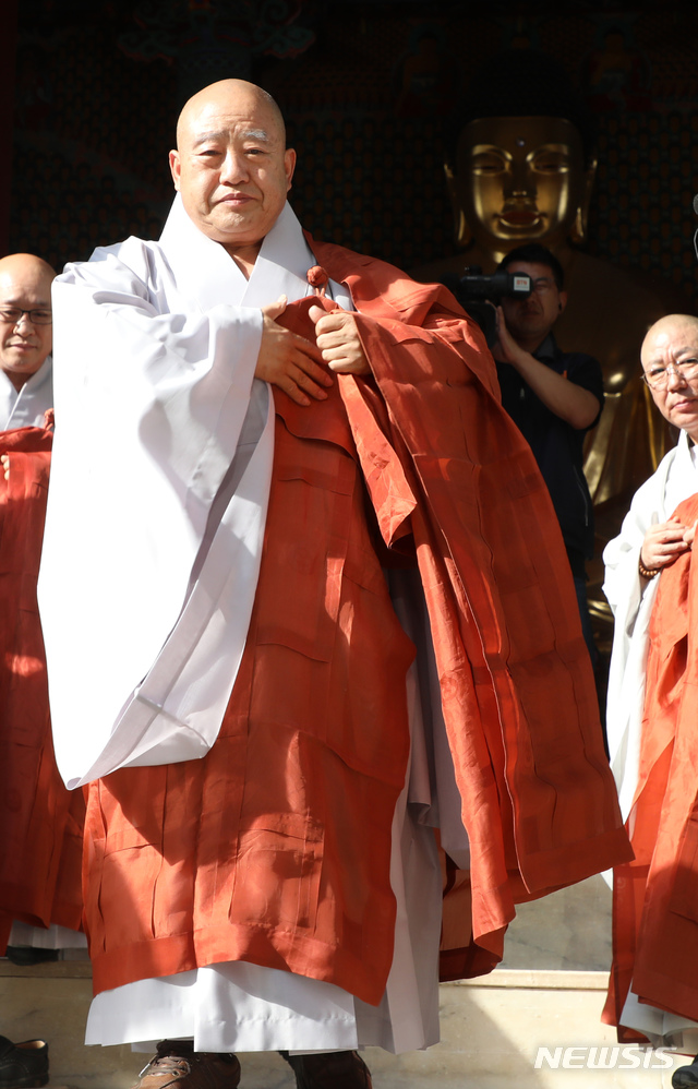 【서울=뉴시스】고승민 기자 = 9월28일 오후 서울 조계사에서 열린 대한불교조계종 제36대 총무원장 선거에서 당선된 원행 신임 총무원장. 2018.09.28.photo@newsis.com