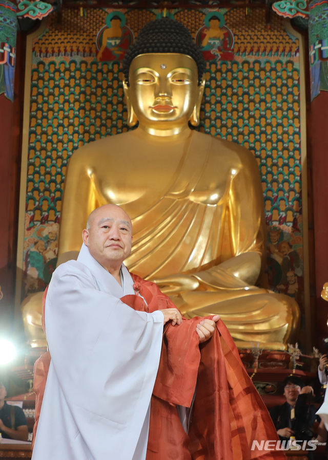 【서울=뉴시스】고승민 기자 = 28일 오후 서울 조계사에서 원행 신임 조계종 총무원장이 '고불의식'을 마친 뒤 대웅전을 나서고 있다. 2018.09.28.photo@newsis.com