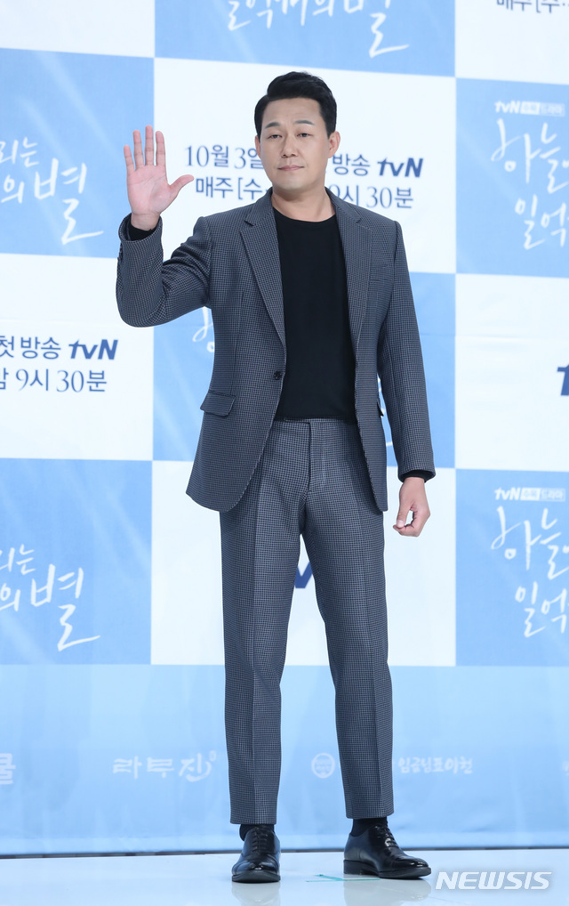 【서울=뉴시스】조수정 기자 = 배우 박성웅이 tvN 수목드라마 '하늘에서 내리는 일억개의 별' 제작발표회가 열린 28일 오후 서울 영등포 타임스퀘어에서 포즈를 취하고 있다. '하늘에서 내리는 일억개의 별'은 10월 3일 밤 9시 30분 첫 방송된다. 2018.09.28. chocrystal@newsis.com