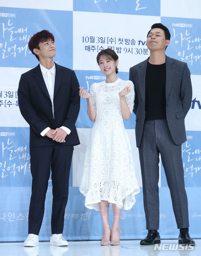 【서울=뉴시스】조수정 기자 = 배우 서인국, 정소민, 박성웅(왼쪽부터)이 tvN 수목드라마 '하늘에서 내리는 일억개의 별' 제작발표회가 열린 28일 오후 서울 영등포 타임스퀘어에서 포즈를 취하고 있다. '하늘에서 내리는 일억개의 별'은 10월 3일 밤 9시 30분 첫 방송된다. 2018.09.28. chocrystal@newsis.com