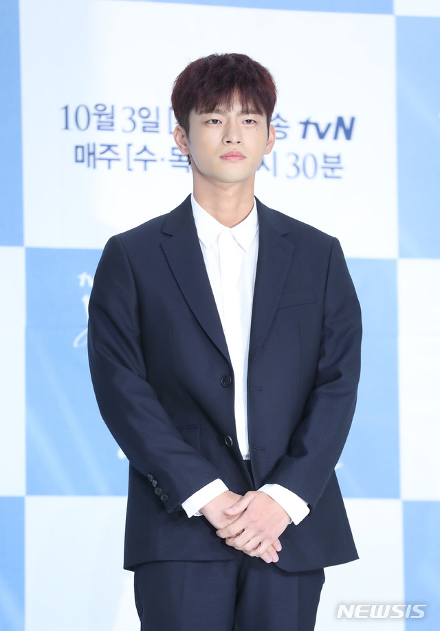 【서울=뉴시스】조수정 기자 = 배우 서인국이 tvN 수목드라마 '하늘에서 내리는 일억개의 별' 제작발표회가 열린 28일 오후 서울 영등포 타임스퀘어에서 포즈를 취하고 있다. '하늘에서 내리는 일억개의 별'은 10월 3일 밤 9시 30분 첫 방송된다. 2018.09.28. chocrystal@newsis.com