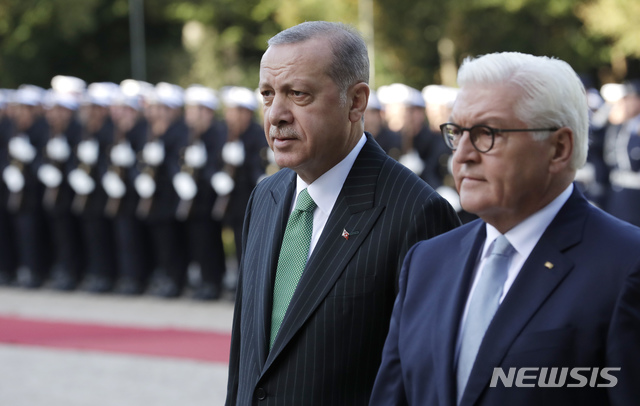 【베를린=AP/뉴시스】레제프 타이이프 에르도안 터키 대통령(왼쪽)이 28일(현지시간) 독일 베를린을 방문해 프랑크 발터 슈타인마이어 대통령과 함께 의장대를 사열하고 있다. 2018.09.28