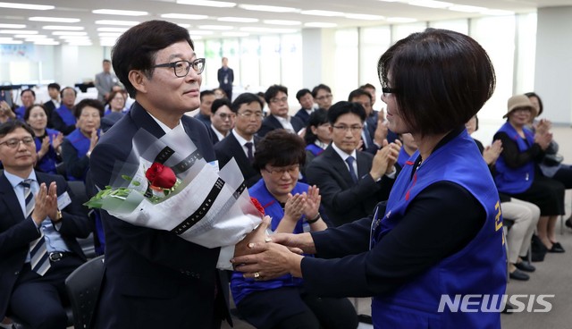 【서울=뉴시스】고범준 기자 = 이인람 군사망사고진상규명위원장이 28일 오후 서울 중구 포스트타워에서 열린 '군사망사고진상규명위원회 출범식'에서 유가족으로부터 꽃다발을 받고 있다. 2018.09.28. bjko@newsis.com