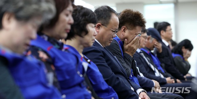 【서울=뉴시스】고범준 기자 = 28일 오후 서울 중구 포스트타워에서 열린 '군사망사고진상규명위원회 출범식'에서 유가족들이 눈물을 흘리고 있다. 2018.09.28. bjko@newsis.com