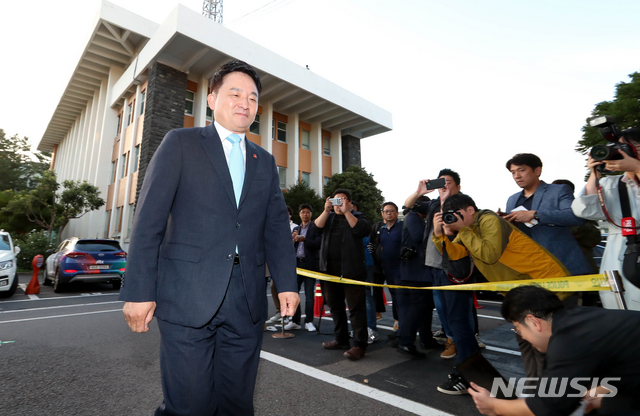【제주=뉴시스】우장호 기자 = 원희룡 제주특별자치도지사가 지난 6·13 지방선거 과정에서 불거진 공직선거법 위반 혐의에 대해 조사를 받기 위해 28일 오후 제주시 연동 제주지방경찰청 지능범죄수사대에 출석해 취재진의 질문에 답한 후 조사실로 향하고 있다. 원 지사는 지난 27일에도 서귀포경찰서에 출석해 선거법 위반 혐의로 조사를 받았다. 2018.09.28.&nbsp; woo1223@newsis.com