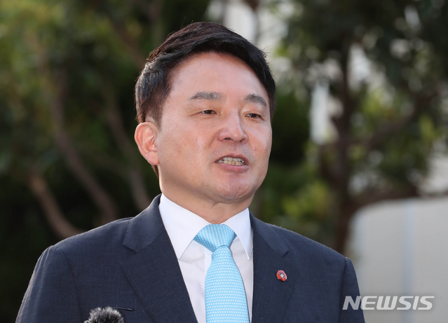 【제주=뉴시스】우장호 기자 = 원희룡 제주특별자치도지사가 지난 6·13 지방선거 과정에서 불거진 공직선거법 위반 혐의에 대해 조사를 받기 위해 28일 오후 제주시 연동 제주지방경찰청 지능범죄수사대에 출석해 취재진의 질문에 답하고 있다. 2018.09.28. woo1223@newsis.com