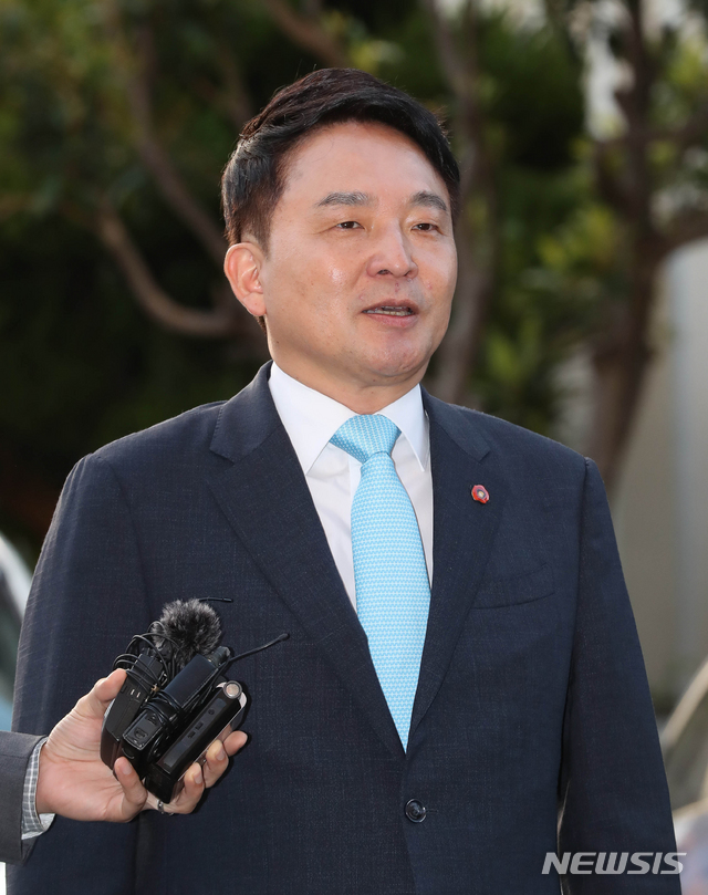 【제주=뉴시스】우장호 기자 = 원희룡 제주특별자치도지사가 지난 6·13 지방선거 과정에서 불거진 공직선거법 위반 혐의에 대해 조사를 받기 위해 28일 오후 제주시 연동 제주지방경찰청 지능범죄수사대에 출석해 취재진의 질문에 답하고 있다. 2018.09.28. woo1223@newsis.com