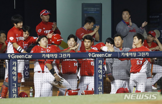 【서울=뉴시스】최동준 기자 = 28일 서울 잠실야구장에서 열린 2018 KBO 리그 LG 트윈스 대 KIA 타이거즈의 경기, 1회초 1사 1, 2루 상황 KIA 안치홍의 적시타때 득점한 이명기가 동료들과 하이파이브 하고 있다. 2018.09.28. photocdj@newsis.com