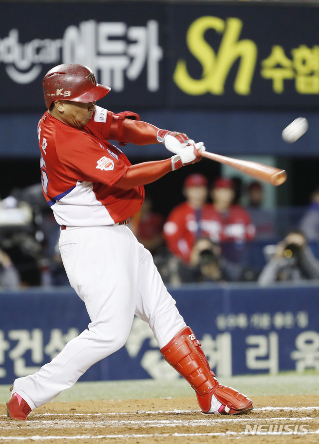 【서울=뉴시스】최동준 기자 = 28일 서울 잠실야구장에서 열린 2018 KBO 리그 LG 트윈스 대 KIA 타이거즈의 경기, 8회초 1사 만루상황 KIA 이범호가 만루홈런을 치고 있다. 2018.09.28. photocdj@newsis.com