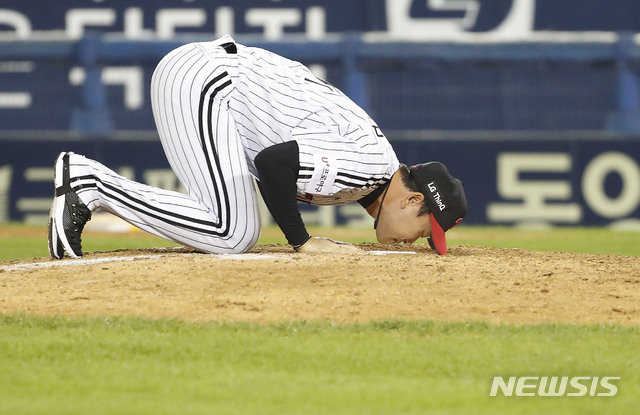 【서울=뉴시스】최동준 기자 = 28일 서울 잠실야구장에서 2018 KBO 리그 LG 트윈스 대 KIA 타이거즈의 경기에 앞서 LG 프랜차이즈 스타 봉중근의 은퇴식이 열렸다. 봉중근이 마운드에 작별 인사를 하고 있다. 2018.09.28. photocdj@newsis.com