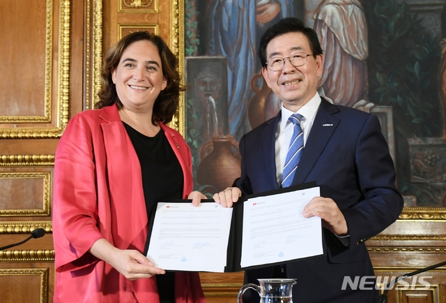 【바르셀로나(스페인)=뉴시스】유럽순방 중인 박원순 서울시장이 28일(현지시간) 스페인 바르셀로나와 우호도시 관계를 맺고 직접민주주의 등 총 17개 분야에서 도시 간 협력을 약속했다. 박 시장은 바르셀로나 아다 꼴라우(Ada Colau) 시장과 이날 오후 바르셀로나 시청에서 만나 '서울-바르셀로나 우호도시 협력강화 협정서'를 체결했다. 2018.09.29. (사진=서울시 제공) 