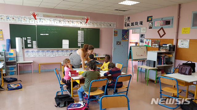 【프랑스 파리=뉴시스】인진연 기자 = 프랑스 파리 외곽 보비니 지역에 자리 잡은 공립대안학교인 마리퀴리 초등학교의 수업 모습. 2018.09.29&nbsp; inphoto@newsis.com