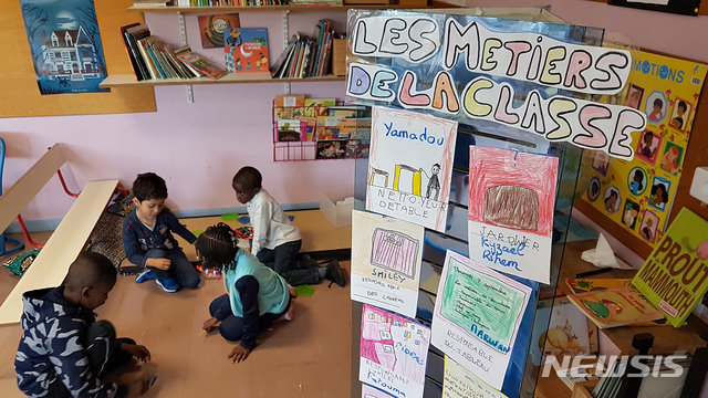 【프랑스 파리=뉴시스】인진연 기자 = 프랑스 파리 외곽 보비니 지역에 자리 잡은 공립대안학교인 마리퀴리 초등학교의 수업모습. 2018.09.29&nbsp; inphoto@newsis.com