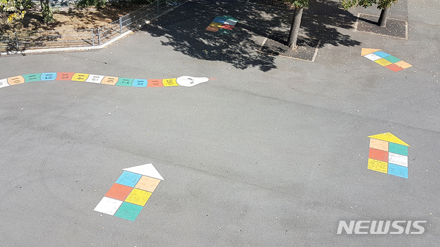 【프랑스 파리=뉴시스】인진연 기자 = 프랑스 파리 외곽 보비니 지역에 자리 잡은 공립대안학교인 마리퀴리 초등학교의 운동장에 아이들의 학습을 위한 다양한 그림이 그려져 있다. 2018.09.29&nbsp; inphoto@newsis.com