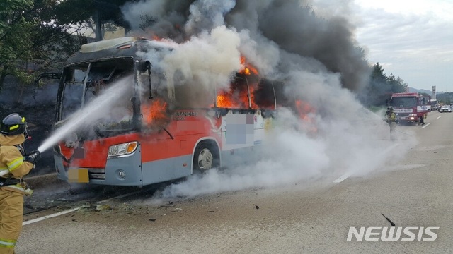 【칠곡=뉴시스】박홍식 기자 = 29일 오전 9시 23분께 경북 칠곡군 왜관읍 경부고속도로 상행선 칠곡휴게소(부산기점 157㎞ 지점) 앞을 달리던 관광버스에서 불이 나 소방관들이 불을 끄고 있다. 2018.09.29 (사진=칠곡소방서 제공) photo@newsis.com