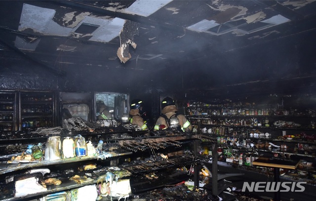 【서울=뉴시스】불이 난 편의점 내부(사진=은평소방서 제공) 