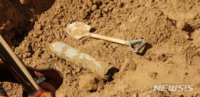 【서울=뉴시스】6.25 전쟁 당시 사용된 것으로 추정되는 75㎝ 길이의 포탄이 29일 서울 영등포의 한 공사장에서 발견됐다. (사진 제공=영등포경찰서)