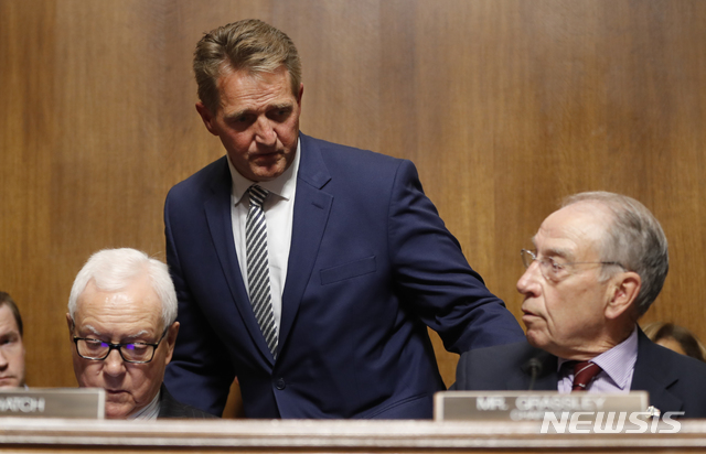 【워싱턴=AP/뉴시스】제프 플레이크 미 상원의원(공화)이 28일(현지시간) 상원 법사위에서 브렛 캐버노 대법관 지명자 인준을 위한 법사위 표결에 앞서 척 그래슬리 법사위원장과 이야기를 나누고 있다. 법사위는 이날 표결에서 캐버노 인준안을 통과시켜 상원 전체회의에 회부했다. 2018.9.29
