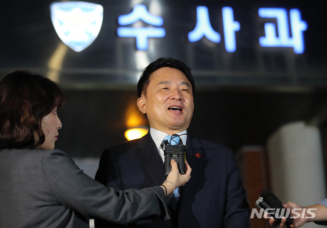 【제주=뉴시스】우장호 기자 = 원희룡 제주특별자치도지사가 지난 6·13 지방선거 과정에서 불거진 공직선거법 위반 혐의에 대한 경찰 조사를 마치고 29일 오전 제주시 연동 제주지방경찰청 지능범죄수사대 앞에서 취재진의 질문에 답하고 있다. 2018.09.29. woo1223@newsis.com