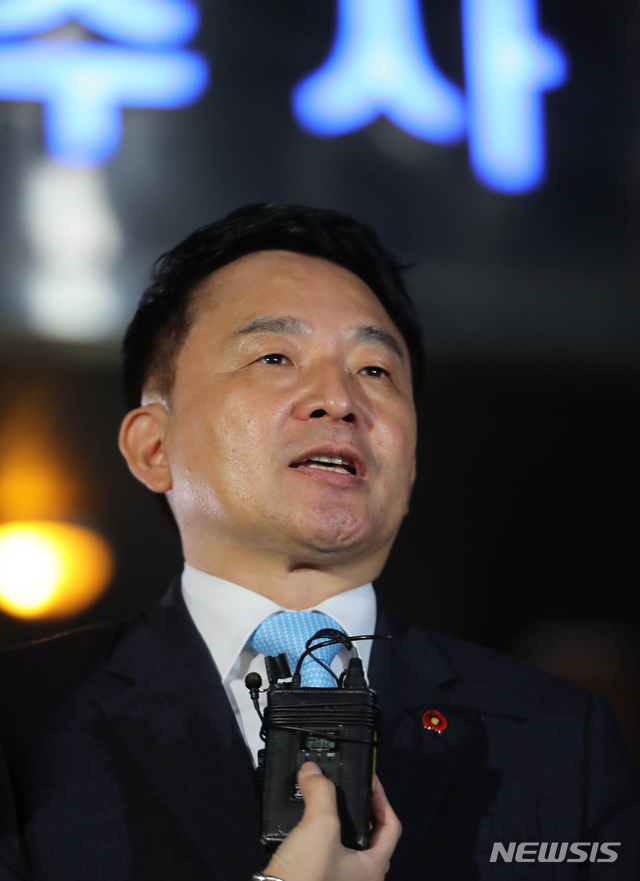 【제주=뉴시스】우장호 기자 = 원희룡 제주특별자치도지사가 지난 6·13 지방선거 과정에서 불거진 공직선거법 위반 혐의에 대한 경찰 조사를 마치고 29일 오전 제주시 연동 제주지방경찰청 지능범죄수사대 앞에서 취재진의 질문에 답하고 있다. 2018.09.29. woo1223@newsis.com