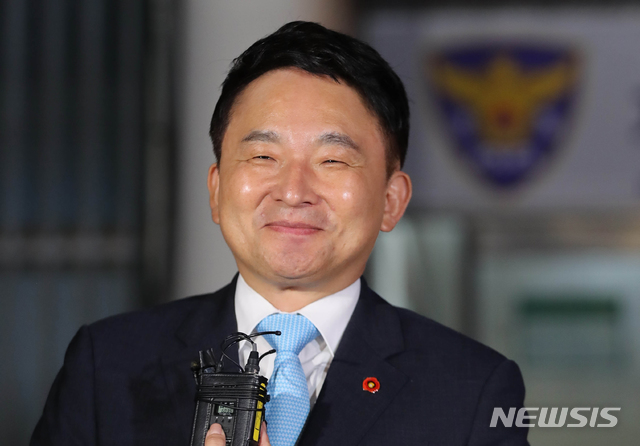 【제주=뉴시스】우장호 기자 = 원희룡 제주특별자치도지사가 지난 6·13 지방선거 과정에서 불거진 공직선거법 위반 혐의에 대한 경찰 조사를 마치고 29일 오전 제주시 연동 제주지방경찰청 지능범죄수사대 앞에서 취재진의 질문에 답하고 있다. 2018.09.29. woo1223@newsis.com