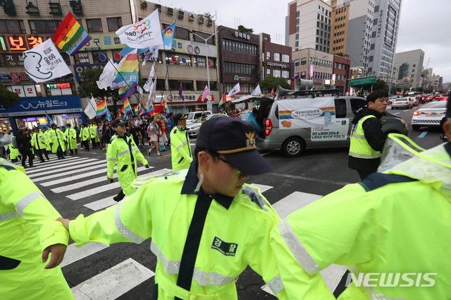 【제주=뉴시스】우장호 기자 = 29일 오후 제주시 일도2동 신산공원에서 성소수자 행사인 제2회 제주퀴어문화축제를 마친 참가자들이 도심을 행진하고 있다. 2018.09.29. woo1223@newsis.com