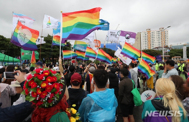 【제주=뉴시스】우장호 기자 = 29일 오후 제주시 일도2동 신산공원에서 성소수자 행사인 제2회 제주퀴어문화축제를 마친 참가자들이 도심 행진을 위해 준비하고 있다. 2018.09.29. woo1223@newsis.com