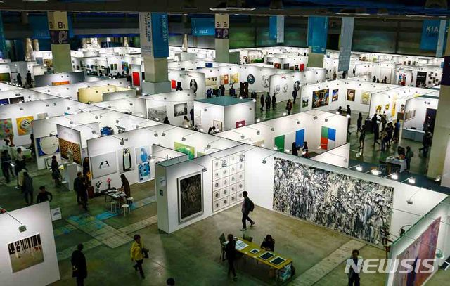 【서울=뉴시스】KIAF 2018 ART SEOUL이 10월 3일 서울 삼성동 코엑스에서 개막한다. 올해는 14개국가 (한국, 대만, 홍콩, 중국, 일본, 독일, 벨기에, 영국, 이스라엘, 프랑스, 스페인, 미국, 아르헨티나, 콜롬비아)에서 총 174개 갤러리가 참가한다. 