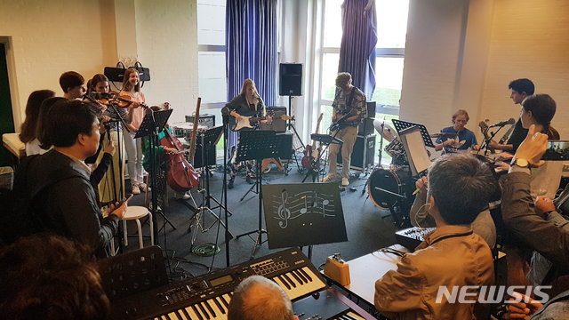 【덴마크 코펜하겐=뉴시스】인진연 기자 = 덴마크 바이비 에프터스콜레의 음악 수업 모습. 2018.09.30 inphoto@newsis.com