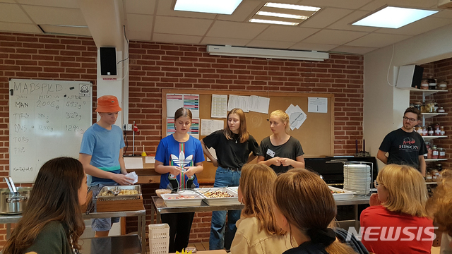 【덴마크 코펜하겐=뉴시스】인진연 기자 = 덴마크 바이비 에프터스콜레의 학생들이 직접 조리하고 준비한 점심 배식에 앞서 학생들에게 설명하는 모습. 2018.09.30 inphoto@newsis.com